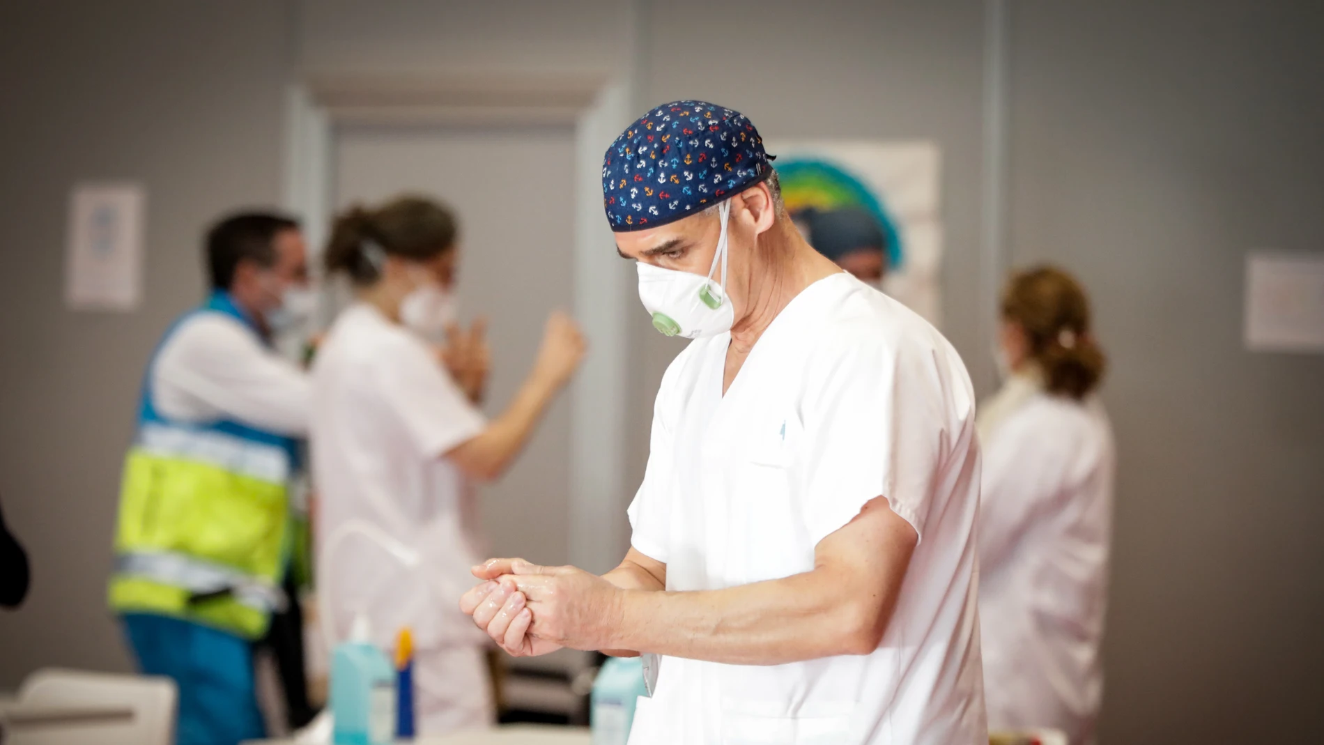 Un sanitario se desinfecta las manos en el Pabellón 9 del hospital de campaña de IFEMA.