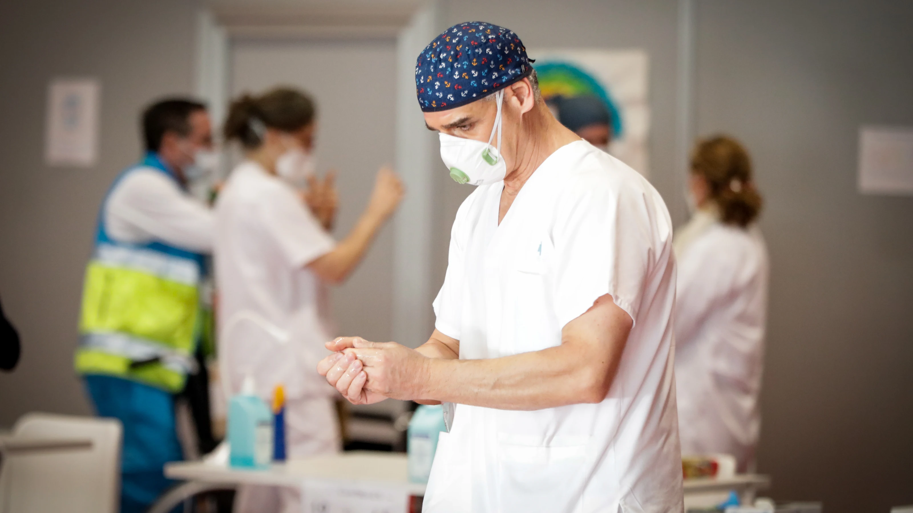 Un sanitario se desinfecta las manos en el Pabellón 9 del hospital de campaña de IFEMA.