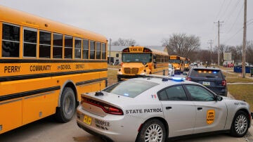 Vehículos policiales y autobuses escolares tras el tiroteo en un instituto de Perry, Iowa (EEUU)