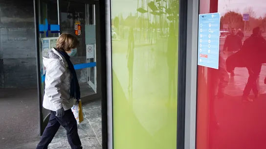 Una mujer con mascarilla a la entrada de un centro sanitario de Valladolid. Una mujer con mascarilla a la entrada de un centro sanitario de Valladolid.