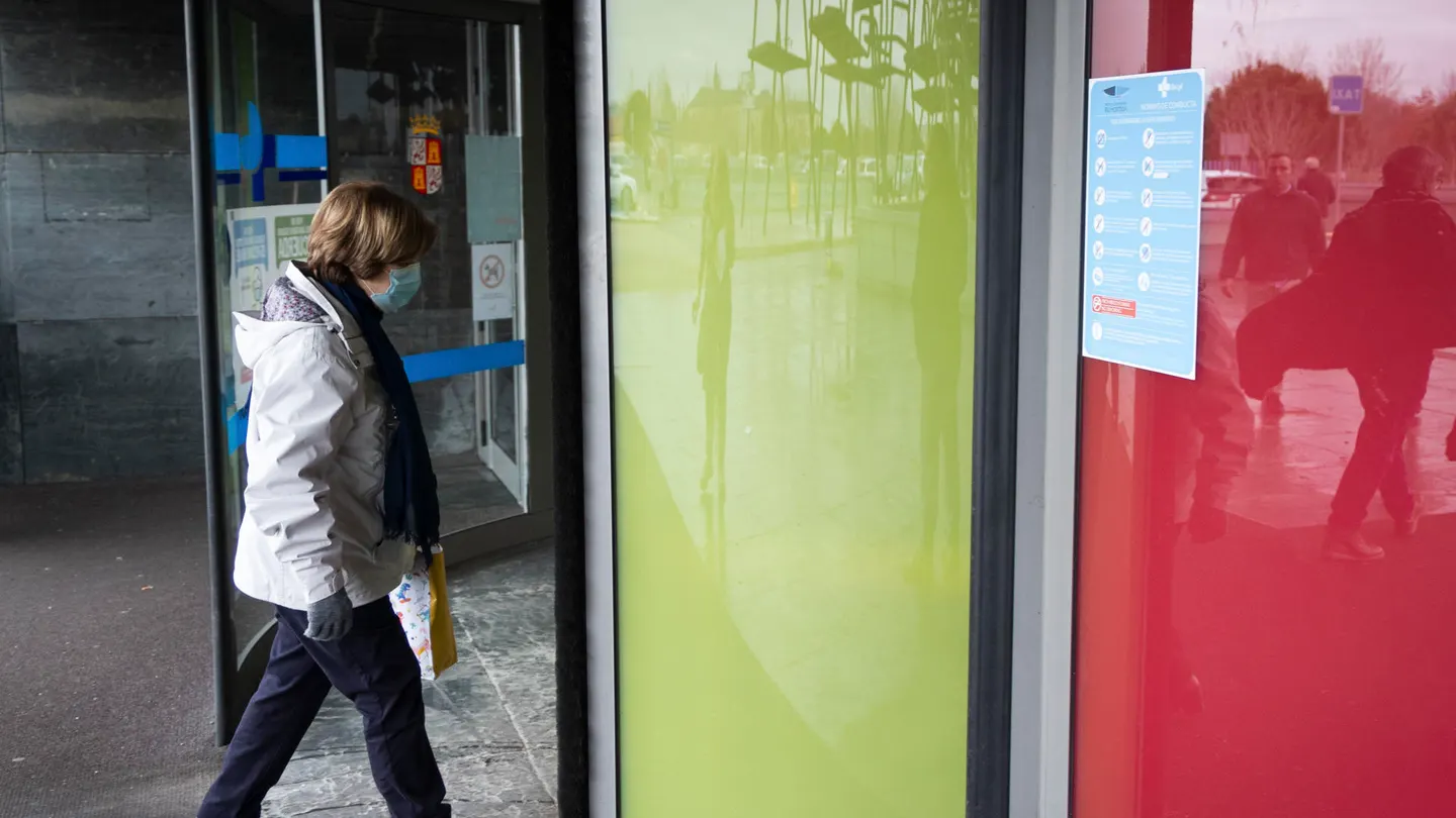 Una mujer con mascarilla a la entrada de un centro sanitario de Valladolid. Una mujer con mascarilla a la entrada de un centro sanitario de Valladolid.