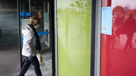 Una mujer con mascarilla a la entrada de un centro sanitario de Valladolid. 