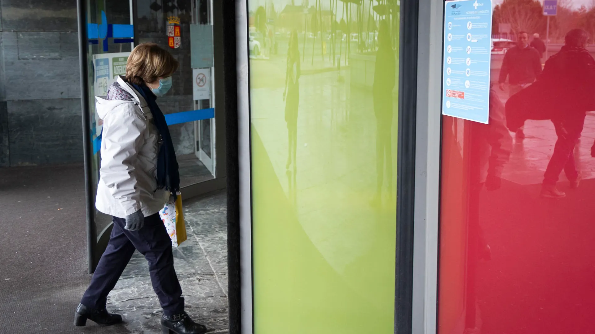 Una mujer con mascarilla a la entrada de un centro sanitario de Valladolid. 