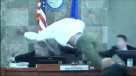 El brutal ataque de un preso a una jueza tras negarle la libertad condicional: "&iexcl;Que te j****, z****!"