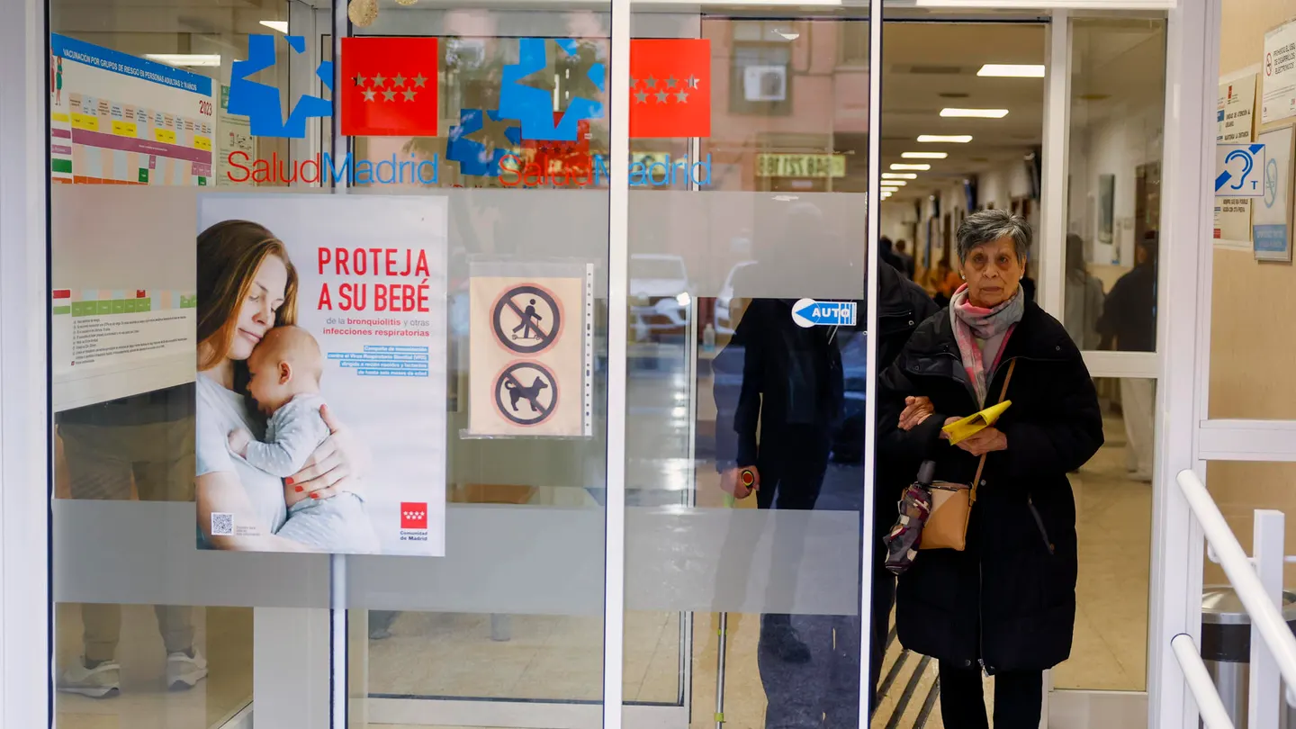 Dos personas salen del Centro de Atención Primaria de Abrantes Madrid Dos personas salen del Centro de Atención Primaria de Abrantes Madrid