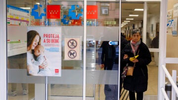 Dos personas salen del Centro de Atención Primaria de Abrantes Madrid
