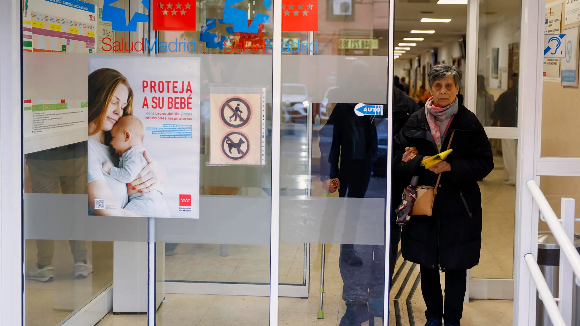 Dos personas salen del Centro de Atención Primaria de Abrantes Madrid