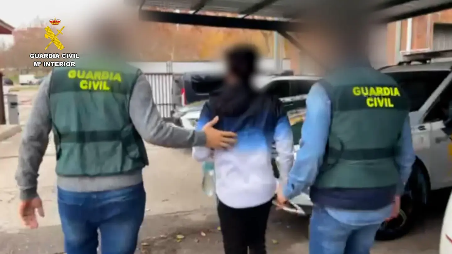 Detienen a los dos líderes de la violenta banda juvenil 'Blood' que opera en Sevilla. Detienen a los dos líderes de la violenta banda juvenil 'Blood' que opera en Sevilla.