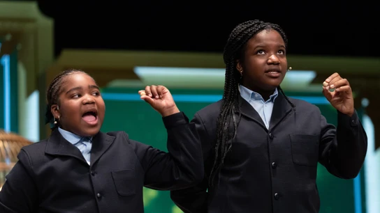 Yesica Paola Valencia y Ainhoa Rosero, dos de las niñas de San Ildefonso del sorteo de 2023, cantando un quinto premio Yesica Paola Valencia y Ainhoa Rosero, dos de las niñas de San Ildefonso del sorteo de 2023, cantando un quinto premio