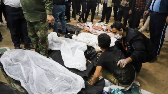 La gente llora ante los cuerpos de las v&iacute;ctimas tras las explosiones en Ir&aacute;n