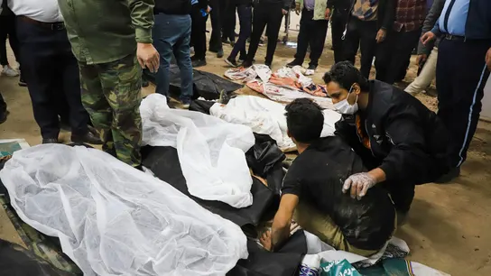 La gente llora ante los cuerpos de las víctimas tras las explosiones en Irán La gente llora ante los cuerpos de las víctimas tras las explosiones en Irán