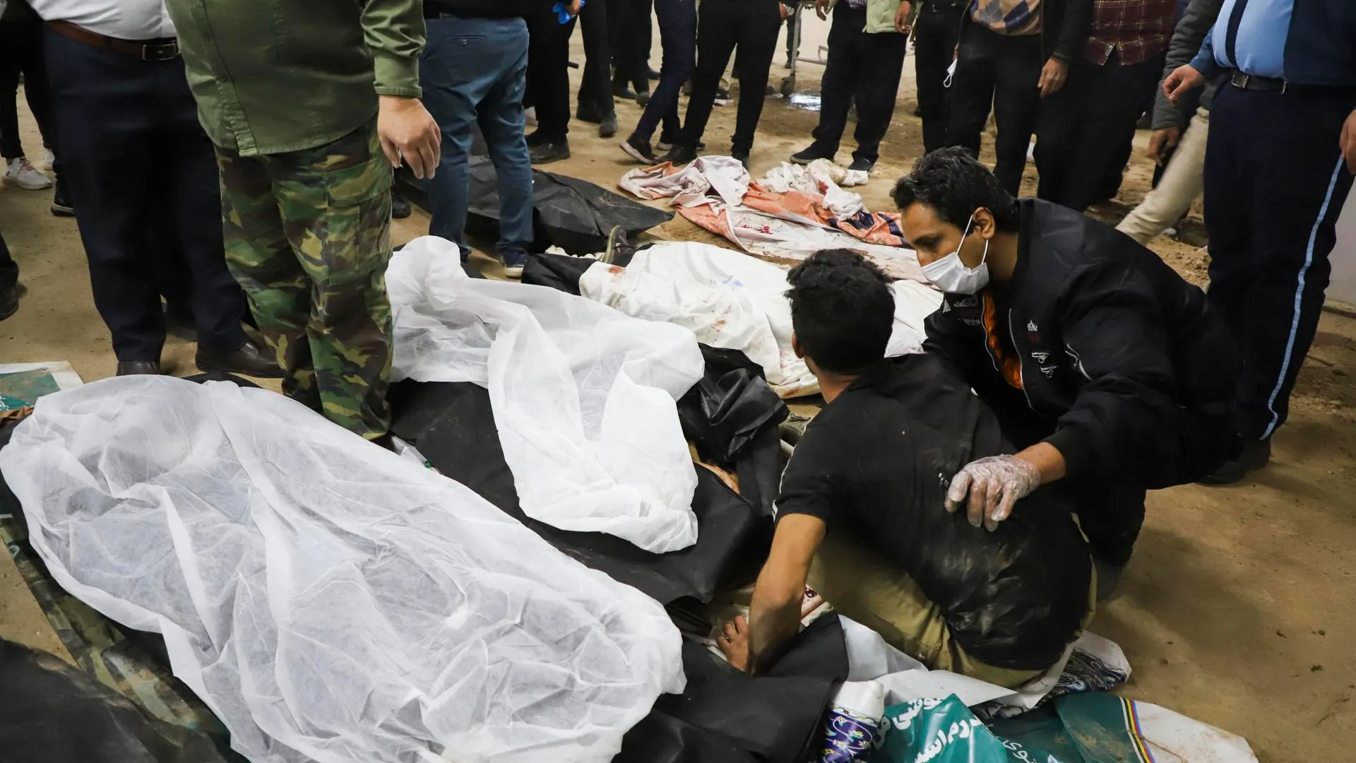 La gente llora ante los cuerpos de las víctimas tras las explosiones en Irán