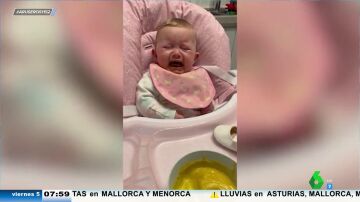 Una madre graba la lucha diaria para que sus bebés gemelos coman sin montar un espectáculo: "Cuando come uno, llora otro"