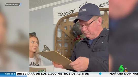 El emotivo momento en el que una chica sorprende a su padrastro con los papeles de su adopción 23 años después El emotivo momento en el que una chica sorprende a su padrastro con los papeles de su adopción 23 años después