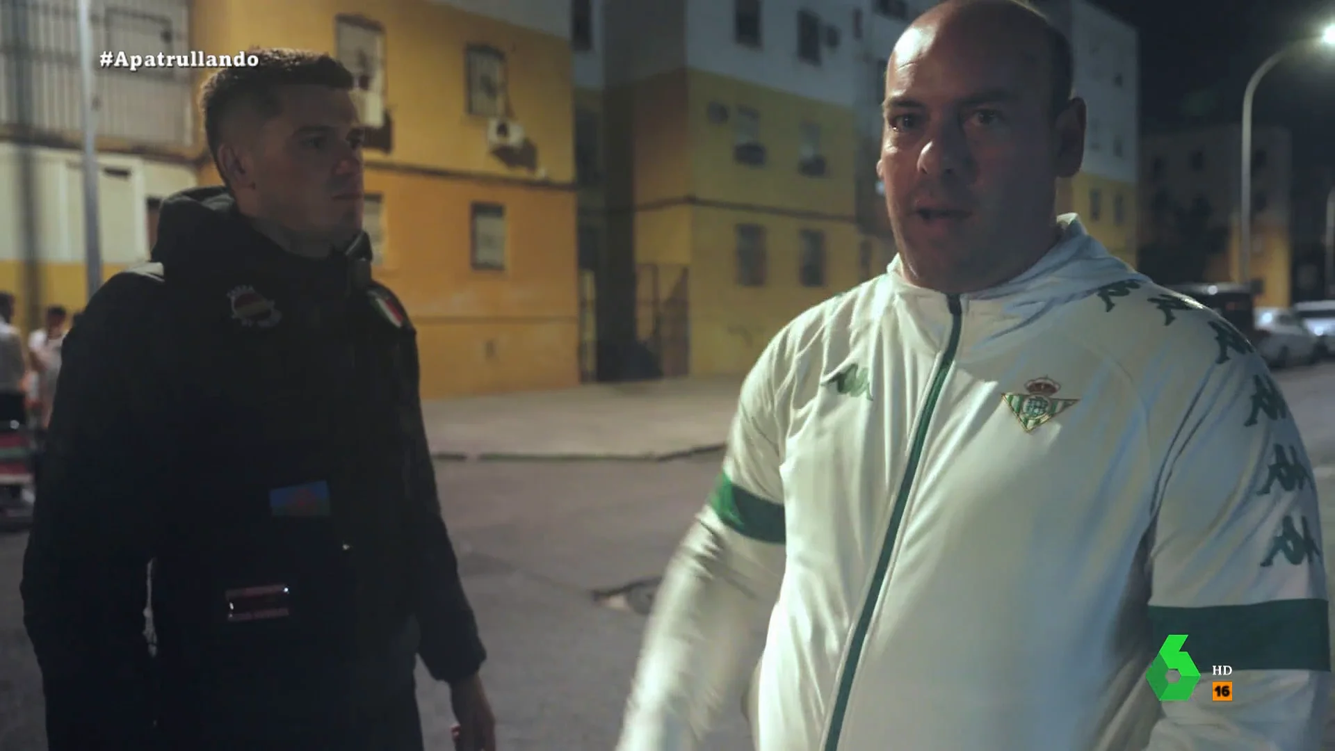 'Zazza, el italiano' descubre cómo celebran la Navidad en una casa gitana: "Todas las mujeres llevamos este delantal con el nombre de la familia" 'Zazza, el italiano' descubre cómo celebran la Navidad en una casa gitana: "Todas las mujeres llevamos este delantal con el nombre de la familia"
