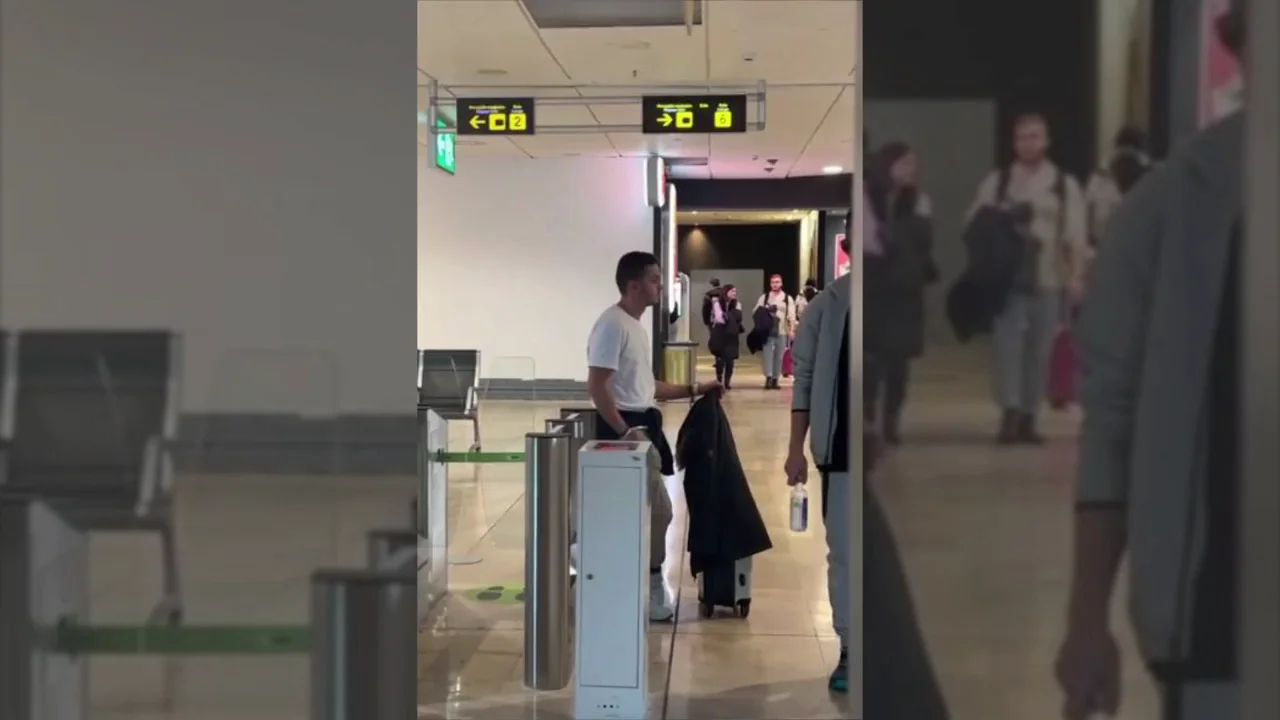 Un joven hace un truco viral que vio en TikTok para ahorrarse la maleta del avi&oacute;n y le pillan: "Pag&oacute; 46 euros"