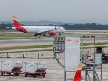 Un avi&oacute;n de la aerol&iacute;nea Iberia en el aeropuerto Adolfo Su&aacute;rez Madrid-Barajas.