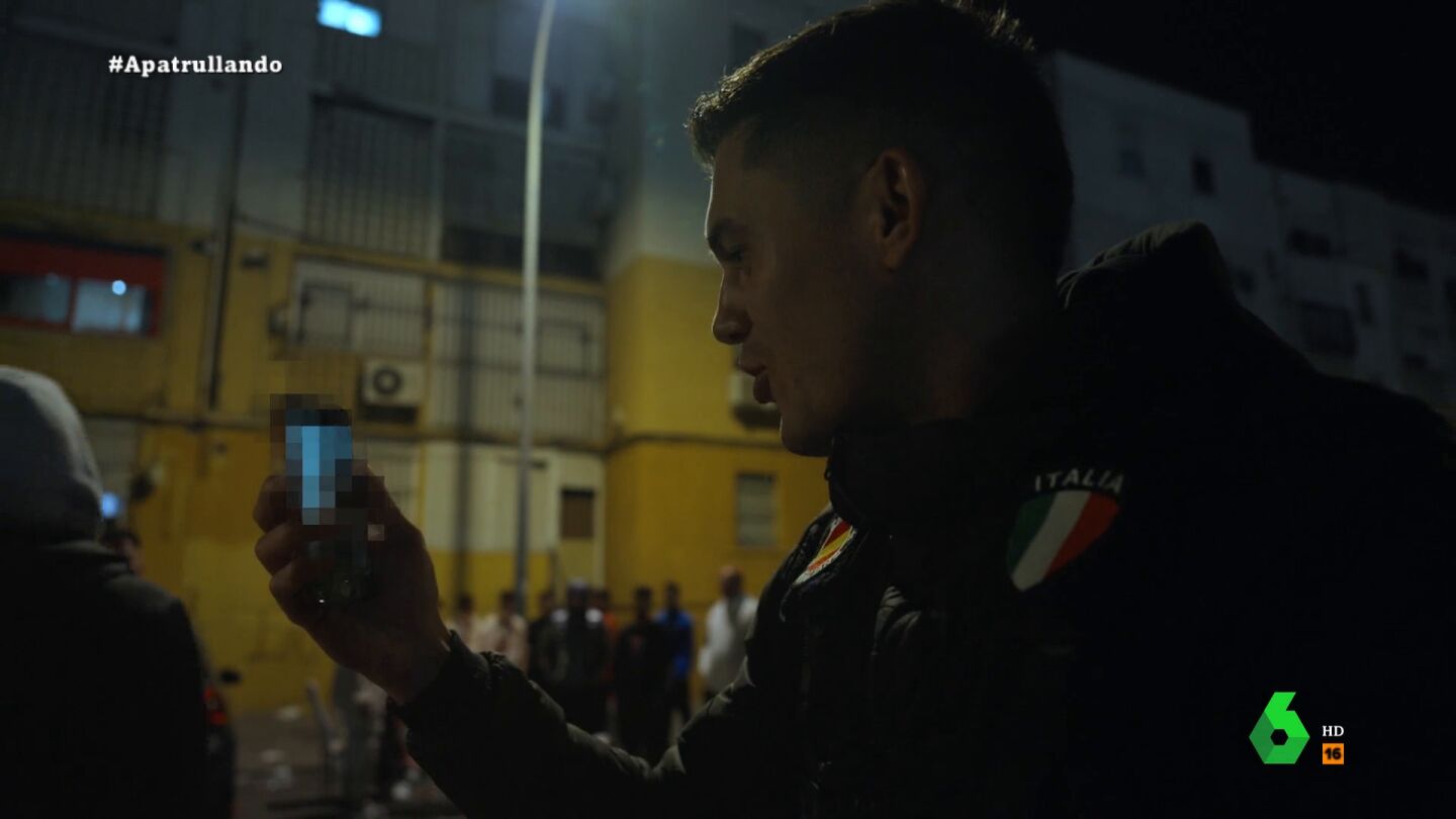 "Quiere salir en la tele, me est&aacute; llamando desde la c&aacute;rcel": la videollamada de 'Zazza, el italiano' con preso de las 3.000 viviendas de Sevilla