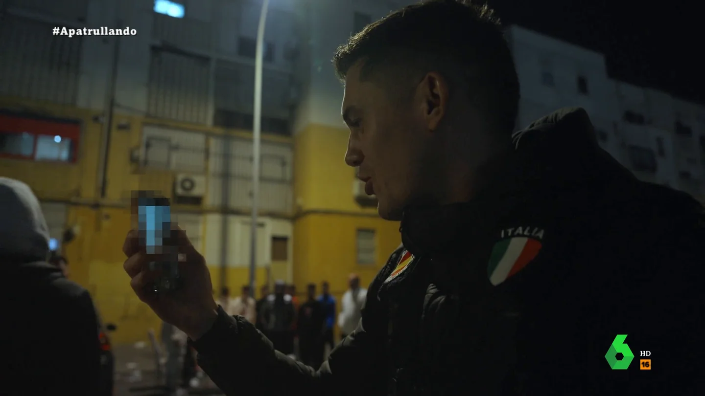 "Quiere salir en la tele, me está llamando desde la cárcel": la videollamada de 'Zazza, el italiano' con preso de las 3.000 viviendas de Sevilla "Quiere salir en la tele, me está llamando desde la cárcel": la videollamada de 'Zazza, el italiano' con preso de las 3.000 viviendas de Sevilla