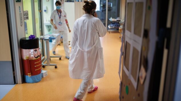 Una sanitaria en la unidad de cuidados intensivos pedi&aacute;tricos (UCIP) del Hospital Ram&oacute;n y Cajal, a 4 de enero de 2024, en Madrid (Espa&ntilde;a).