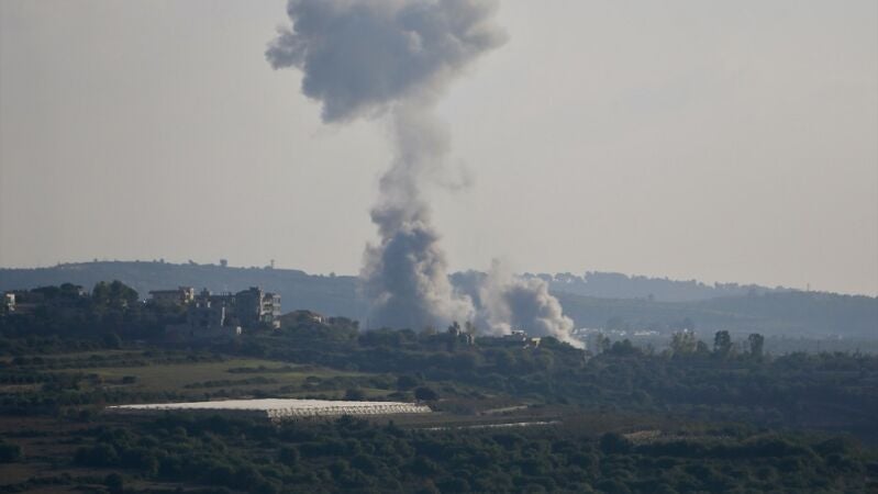Imagen de un ataque aéreo israelí en Tayr Harfa, Líbano