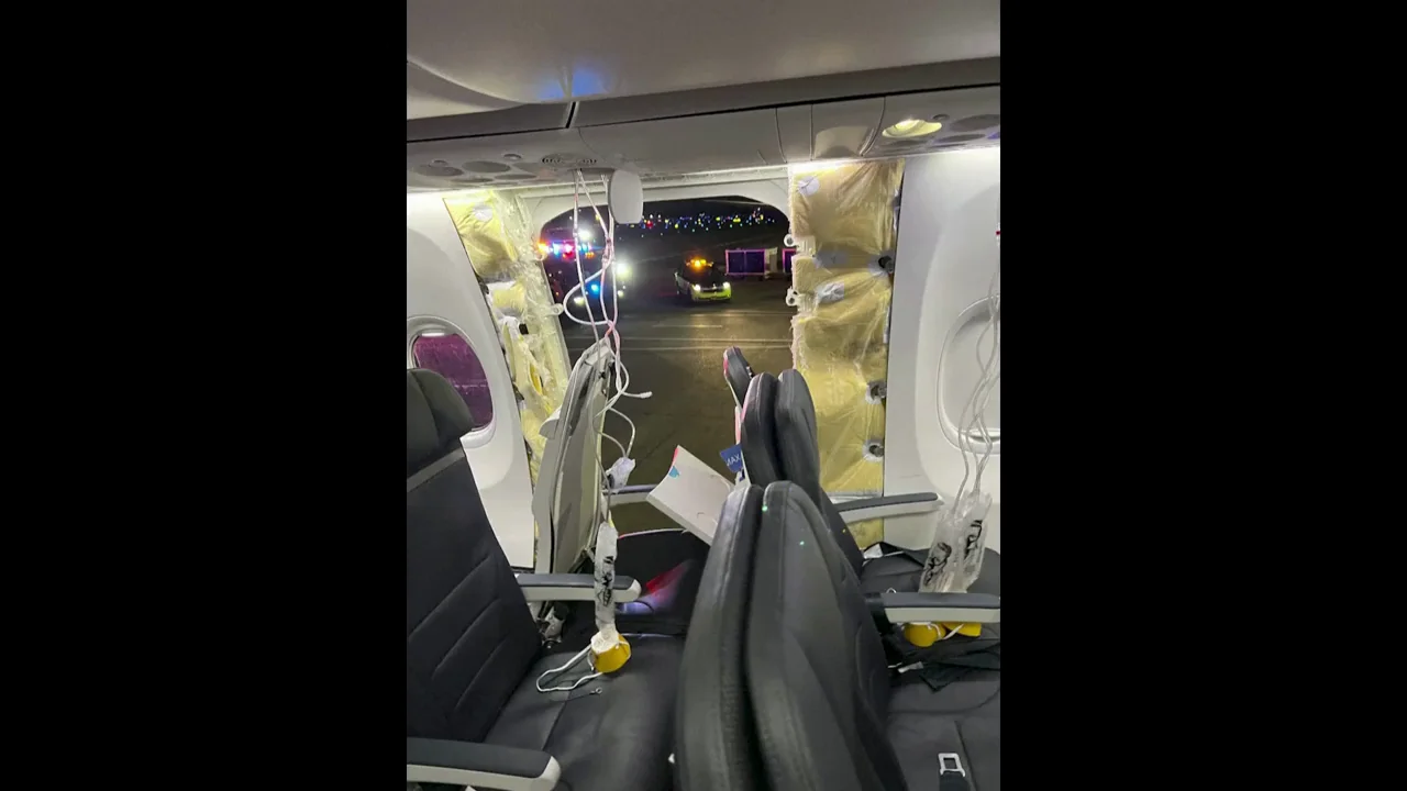 Un avión aterriza a salvo en el aeropuerto de Portland tras desprenderse una ventana