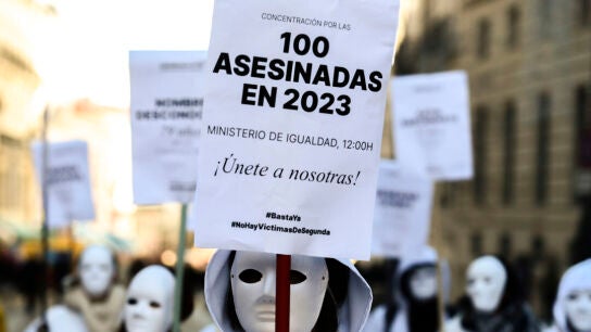 Mujeres protestan frente a Igualdad para denunciar que hay m&aacute;s casos de violencia machista que los oficiales