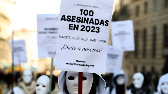 Mujeres protestan frente a Igualdad para denunciar que hay más casos de violencia machista que los oficiales Mujeres protestan frente a Igualdad para denunciar que hay más casos de violencia machista que los oficiales