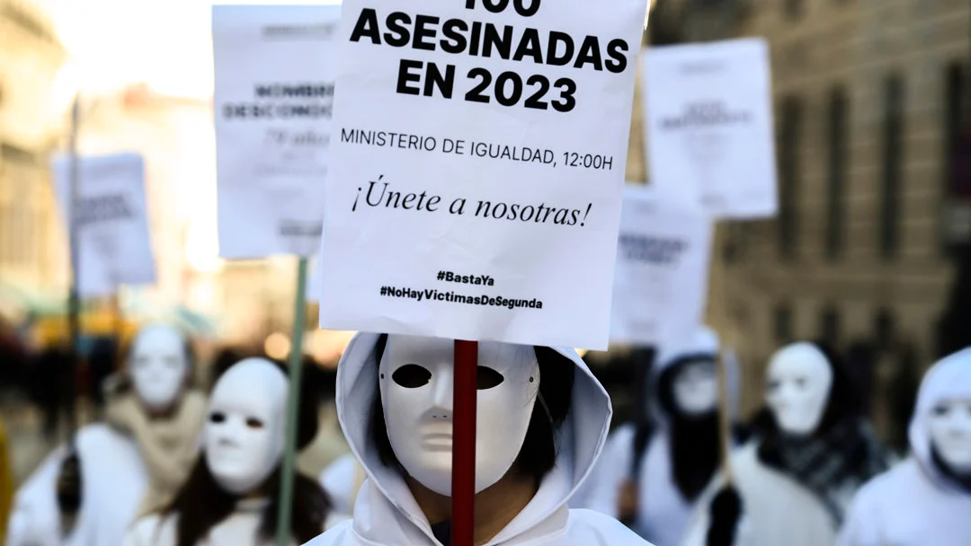 Mujeres protestan frente a Igualdad para denunciar que hay más casos de violencia machista que los oficiales