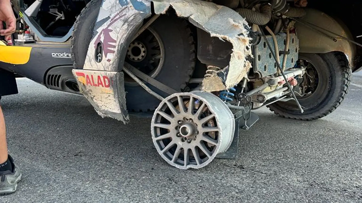 Al-Attiyah deja la imagen del Dakar: ¡Llega a meta con solo tres ruedas! Al-Attiyah deja la imagen del Dakar: ¡Llega a meta con solo tres ruedas!