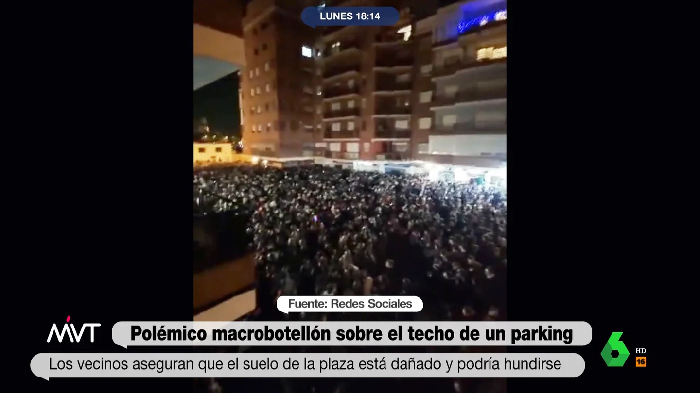 Alerta por un macrobotellón en Sevilla sobre el techo de un parking: los vecinos aseguran que podría haberse hundido Los vecinos de la plaza del Lápiz de Sevilla temían que el macrobotellón de 5.000 personas en la noche de Reyes sobre un aparcamiento subterráneo provocara que el techo cediera. Los Bomberos aseguran que no hay riesgo de derrumbe.