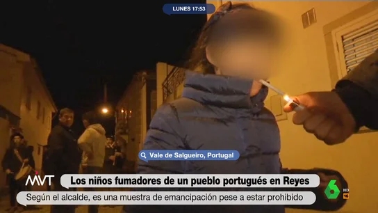 Niños de seis años fumando cigarrillos en plena calle: la polémica tradición de Reyes en un pueblo de Portugal "Se está fumando un truja con acompañamiento musical", comenta Iñaki López al ver en este vídeo de Más Vale la sorprendente tradición de Valle de Salgueiro, en Portugal: dar tabaco a los menores como ritual de iniciación a la edad adulta.