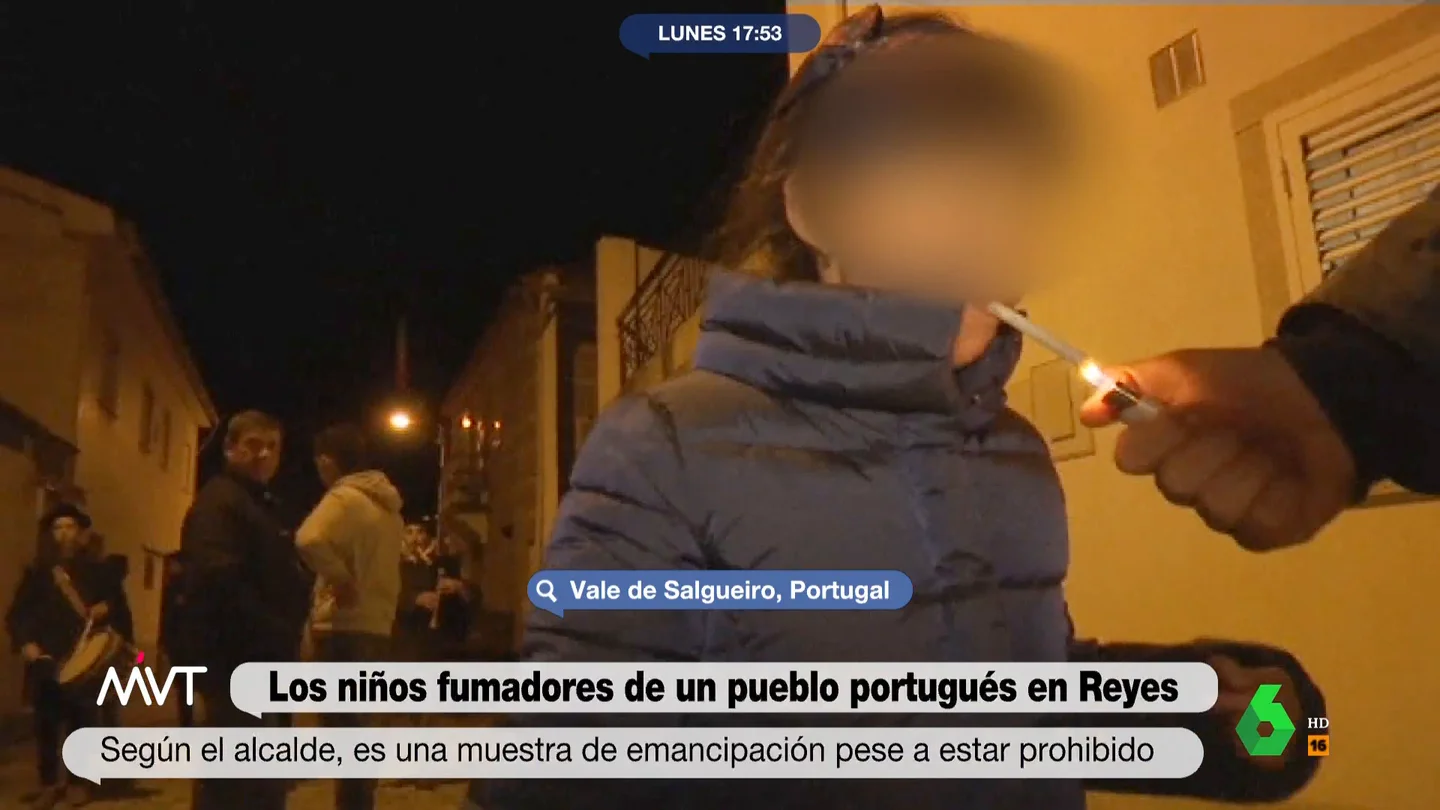 Niños de seis años fumando cigarrillos en plena calle: la polémica tradición de Reyes en un pueblo de Portugal "Se está fumando un truja con acompañamiento musical", comenta Iñaki López al ver en este vídeo de Más Vale la sorprendente tradición de Valle de Salgueiro, en Portugal: dar tabaco a los menores como ritual de iniciación a la edad adulta.