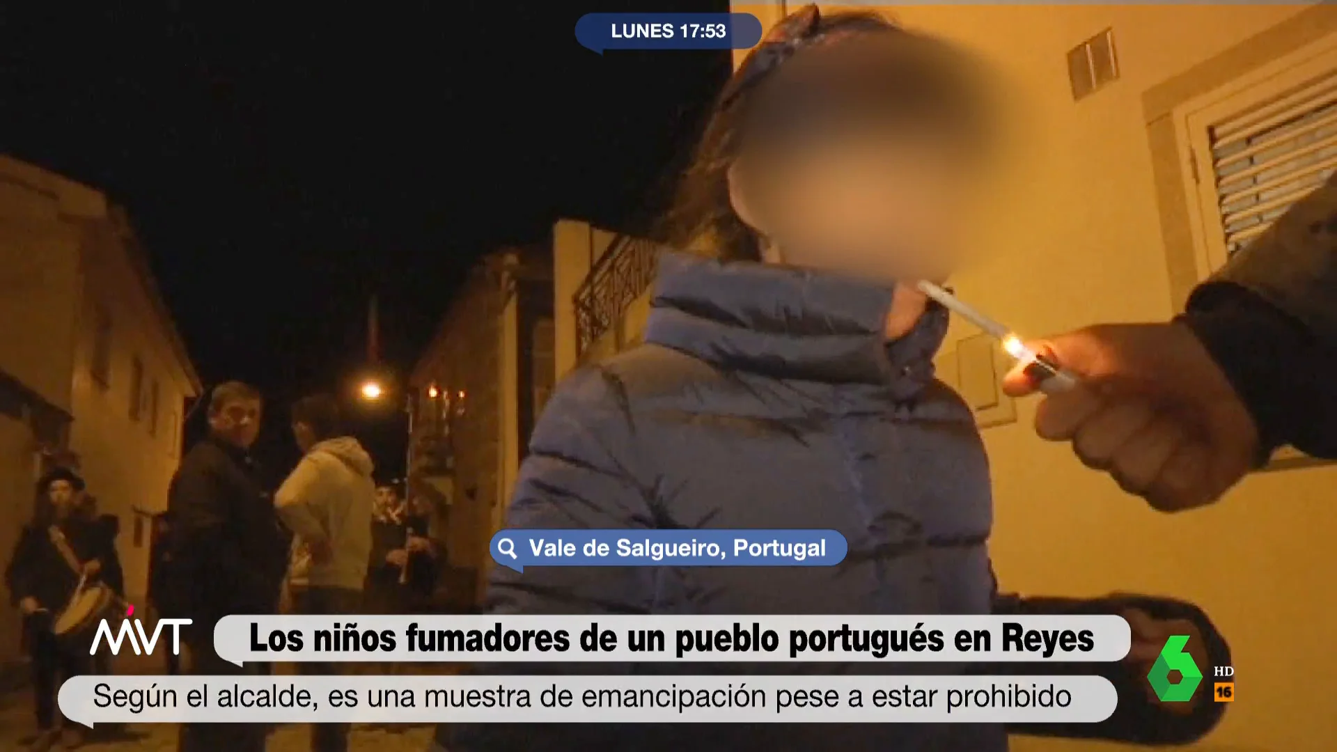 "Se está fumando un truja con acompañamiento musical", comenta Iñaki López al ver en este vídeo de Más Vale la sorprendente tradición de Valle de Salgueiro, en Portugal: dar tabaco a los menores como ritual de iniciación a la edad adulta.