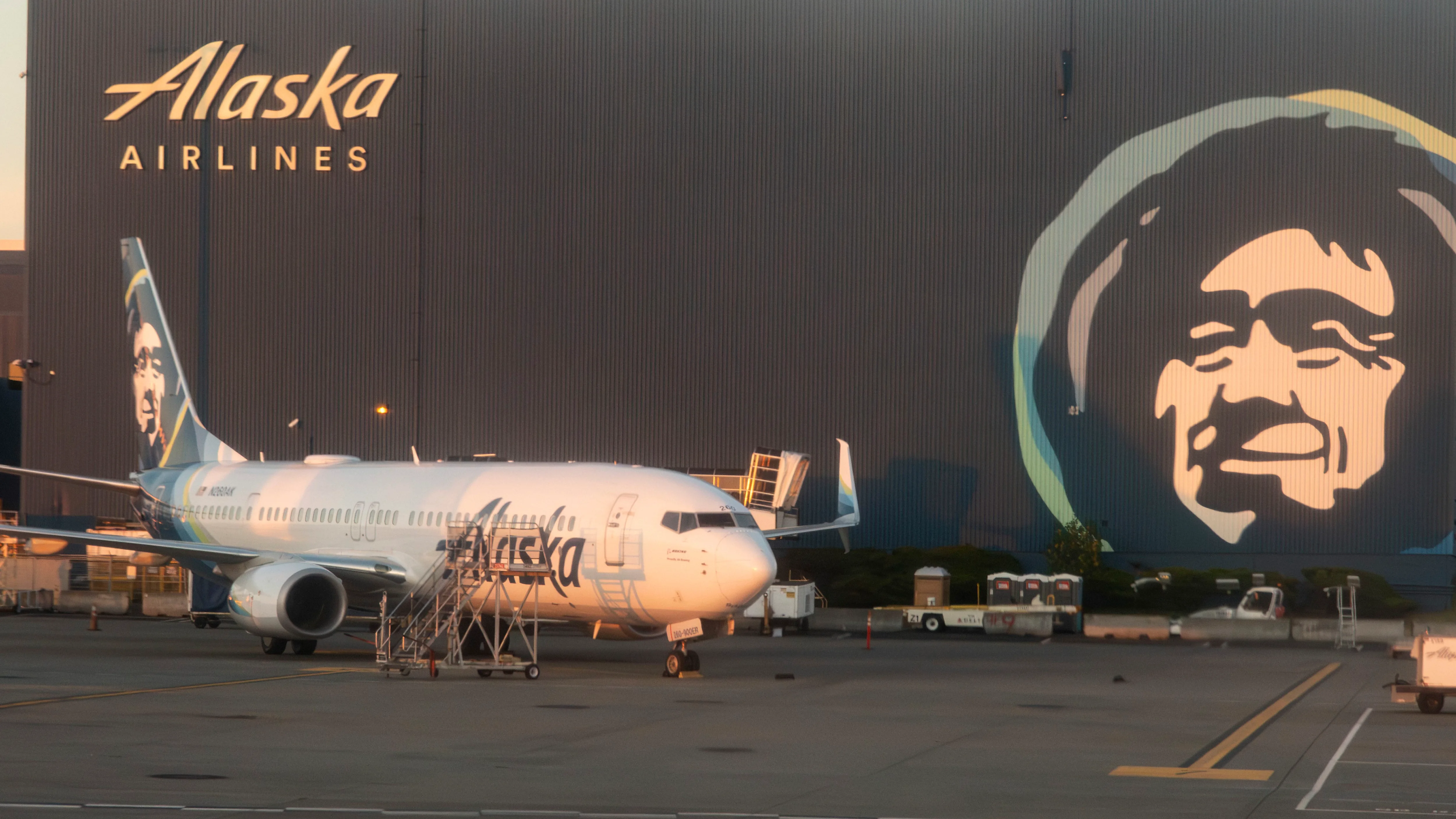 United Airlines halla tornillos sueltos en aviones Boeing 737 Max 9 tras el incidente aéreo del sábado