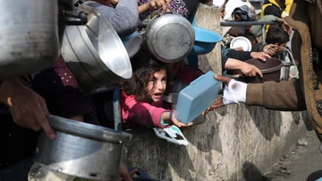 Palestinos esperan para recibir comida gratis en Rafah, este 9 de enero. (Foto )