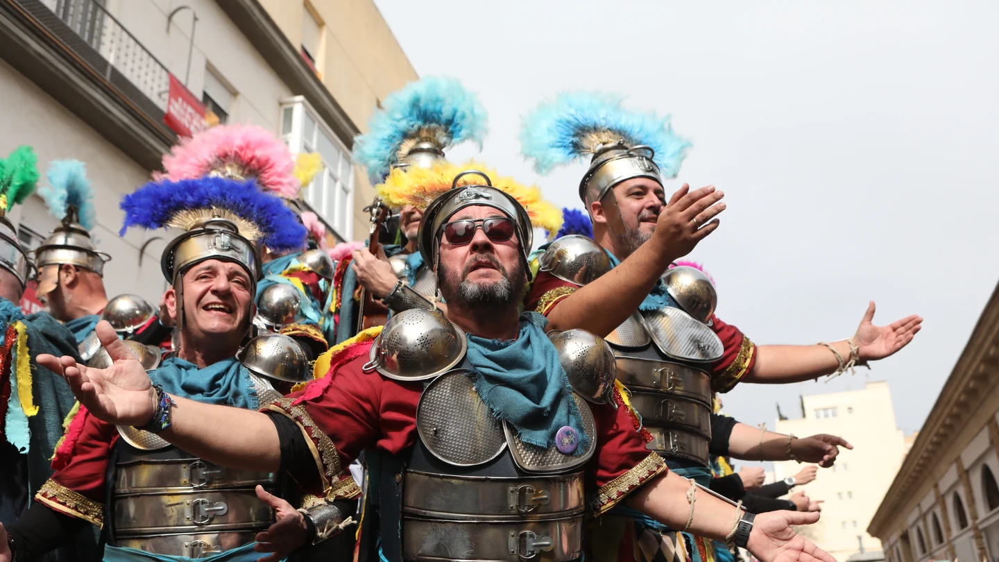 Detalle de la vuelta a la normalidad del carnaval de Cádiz tras volver a su fecha tras la pandemia de la Covid-19, a 19 de febrero de 2023 en Cádiz (Andalucía, España). Detalle de la vuelta a la normalidad del carnaval de Cádiz tras volver a su fecha tras la pandemia de la Covid-19, a 19 de febrero de 2023 en Cádiz (Andalucía, España).