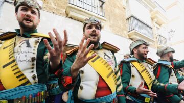 Detalle de la vuelta a la normalidad del carnaval de Cádiz tras volver a su fecha tras la pandemia de la Covid-19, a 19 de febrero de 2023 en Cádiz (Andalucía, España).