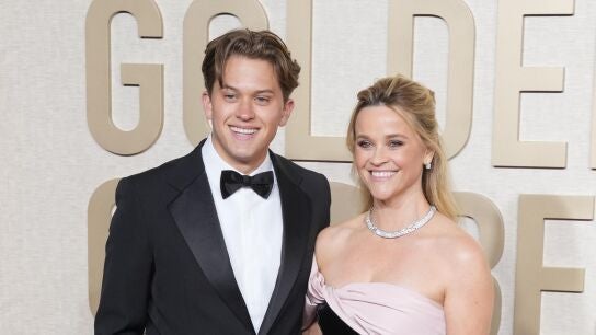 Reese Witherspoon junto a su hijo en la alfombra roja de los Globos de Oro de 2024.