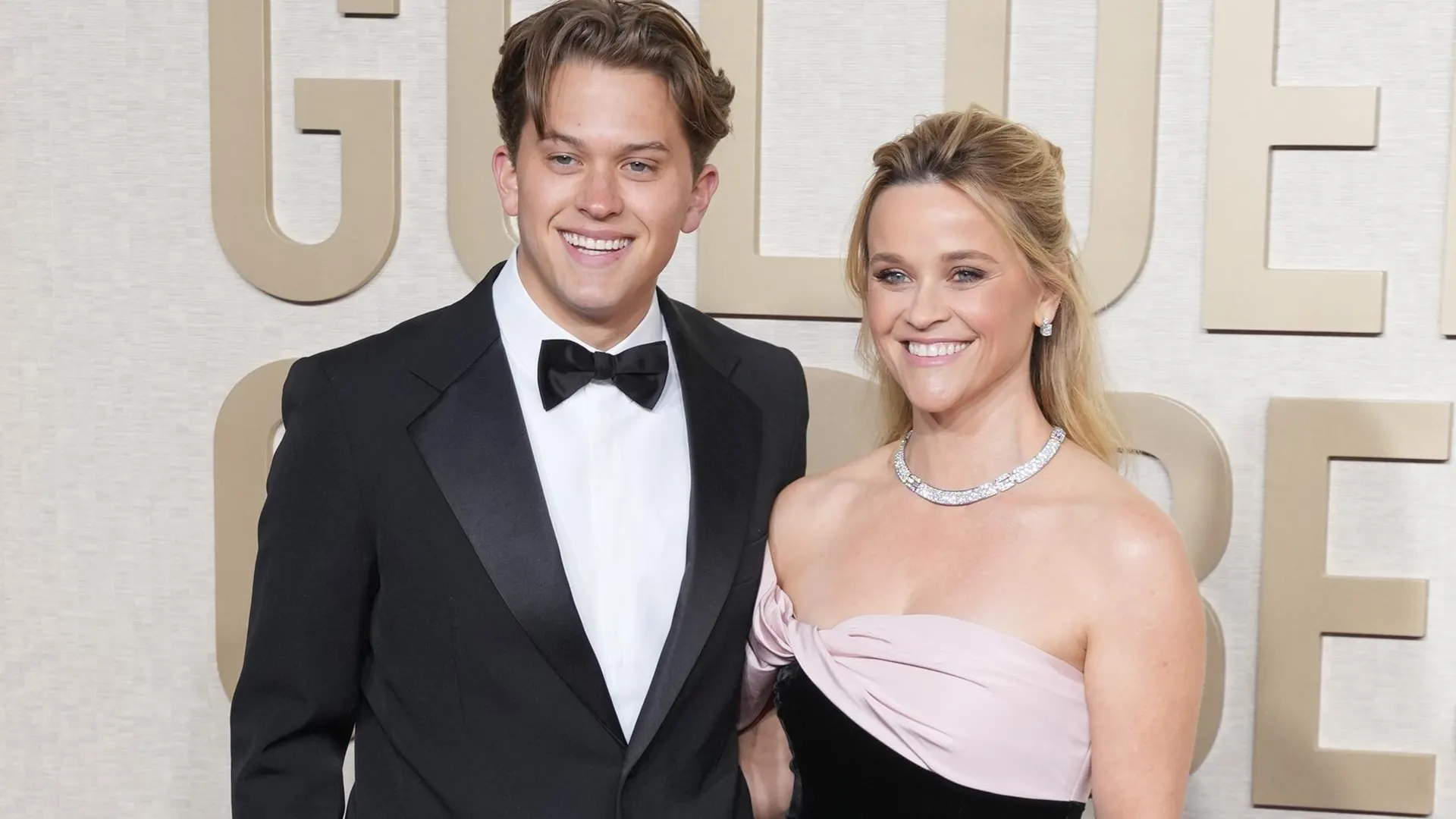 Reese Witherspoon junto a su hijo en la alfombra roja de los Globos de Oro de 2024.