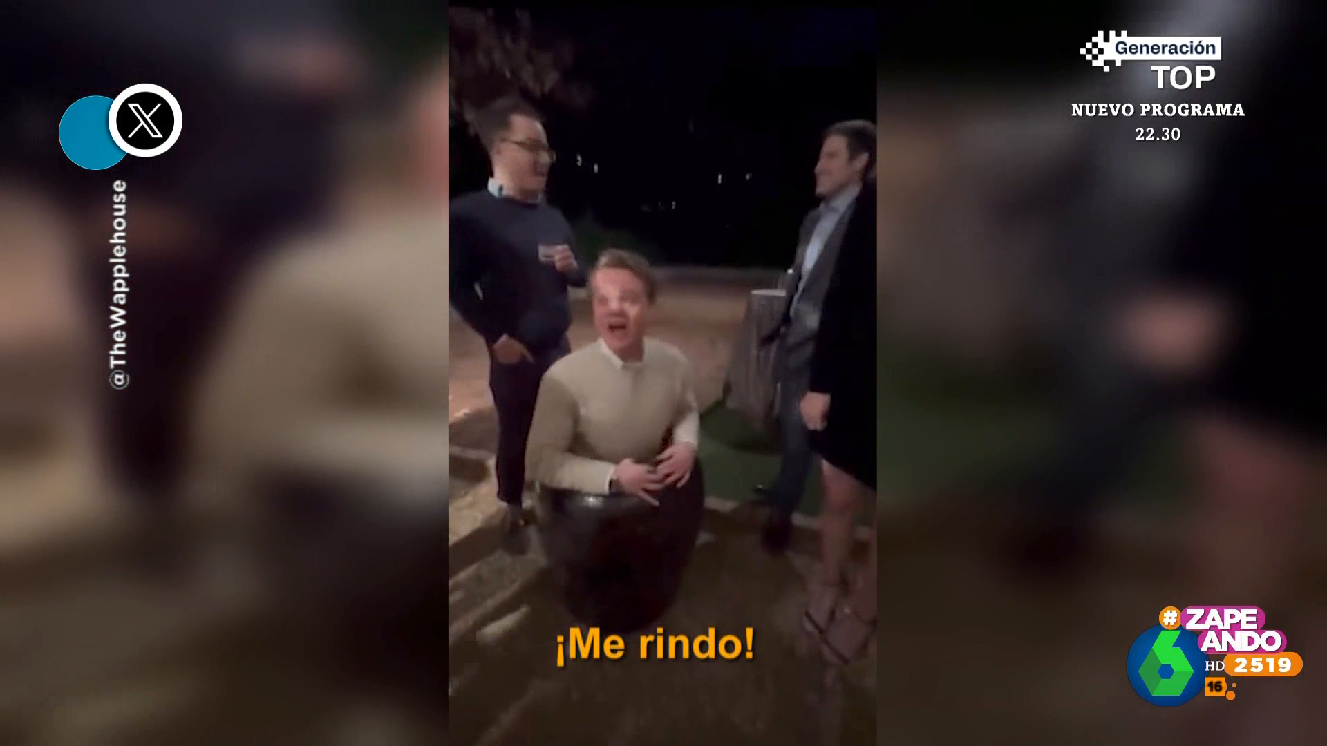 Un chico se mete en una vasija para hacer la gracia y termina desesperado pidiendo ayuda para salir Un chico se mete en una vasija para hacer la gracia y termina desesperado pidiendo ayuda para salir