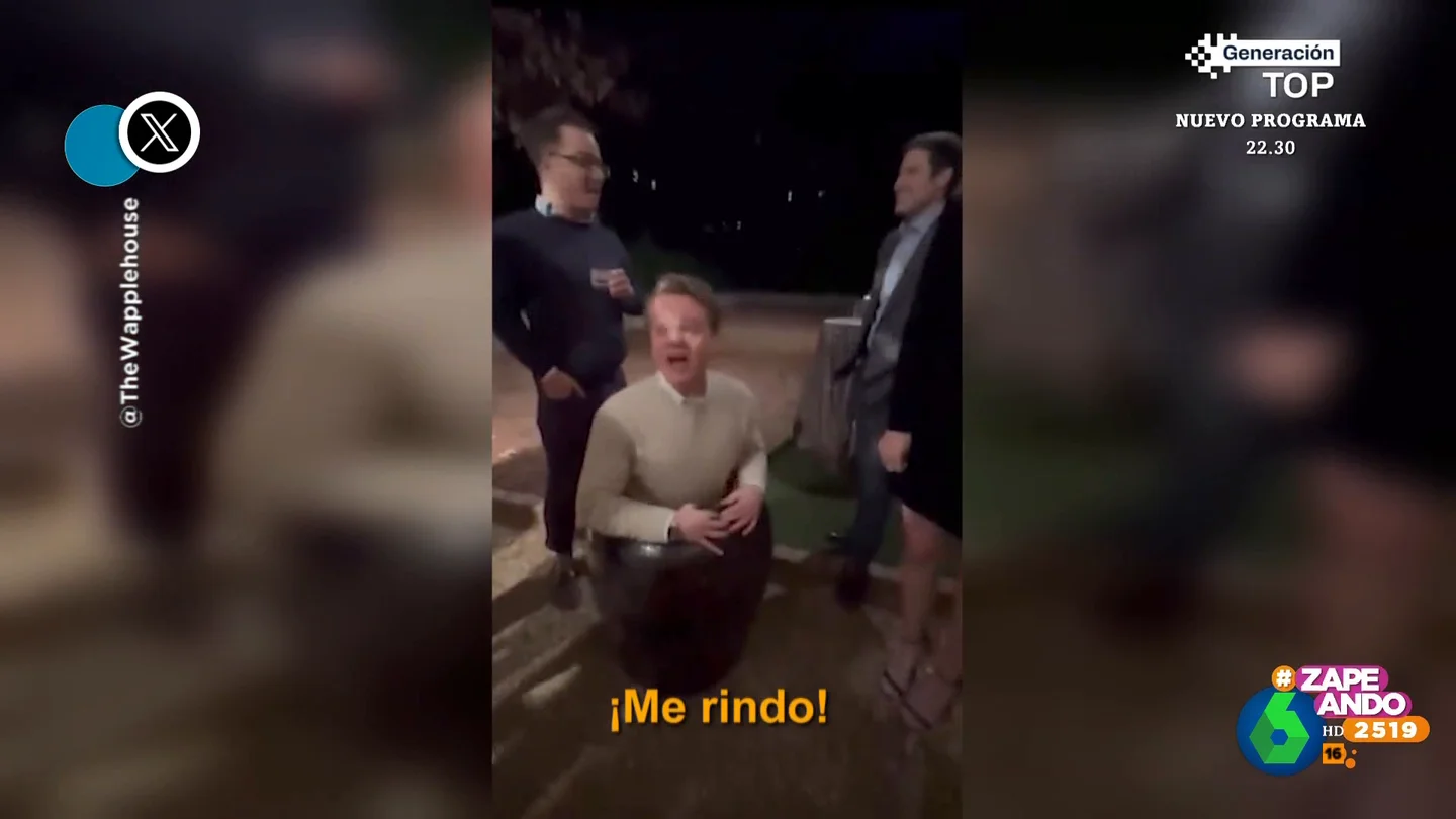 Un chico se mete en una vasija para hacer la gracia y termina desesperado pidiendo ayuda para salir Un chico se mete en una vasija para hacer la gracia y termina desesperado pidiendo ayuda para salir