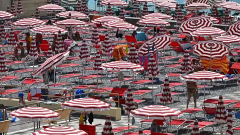 Bañistas buscan refugio del sol en una playa italiana en julio de 2023 Bañistas buscan refugio del sol en una playa italiana en julio de 2023