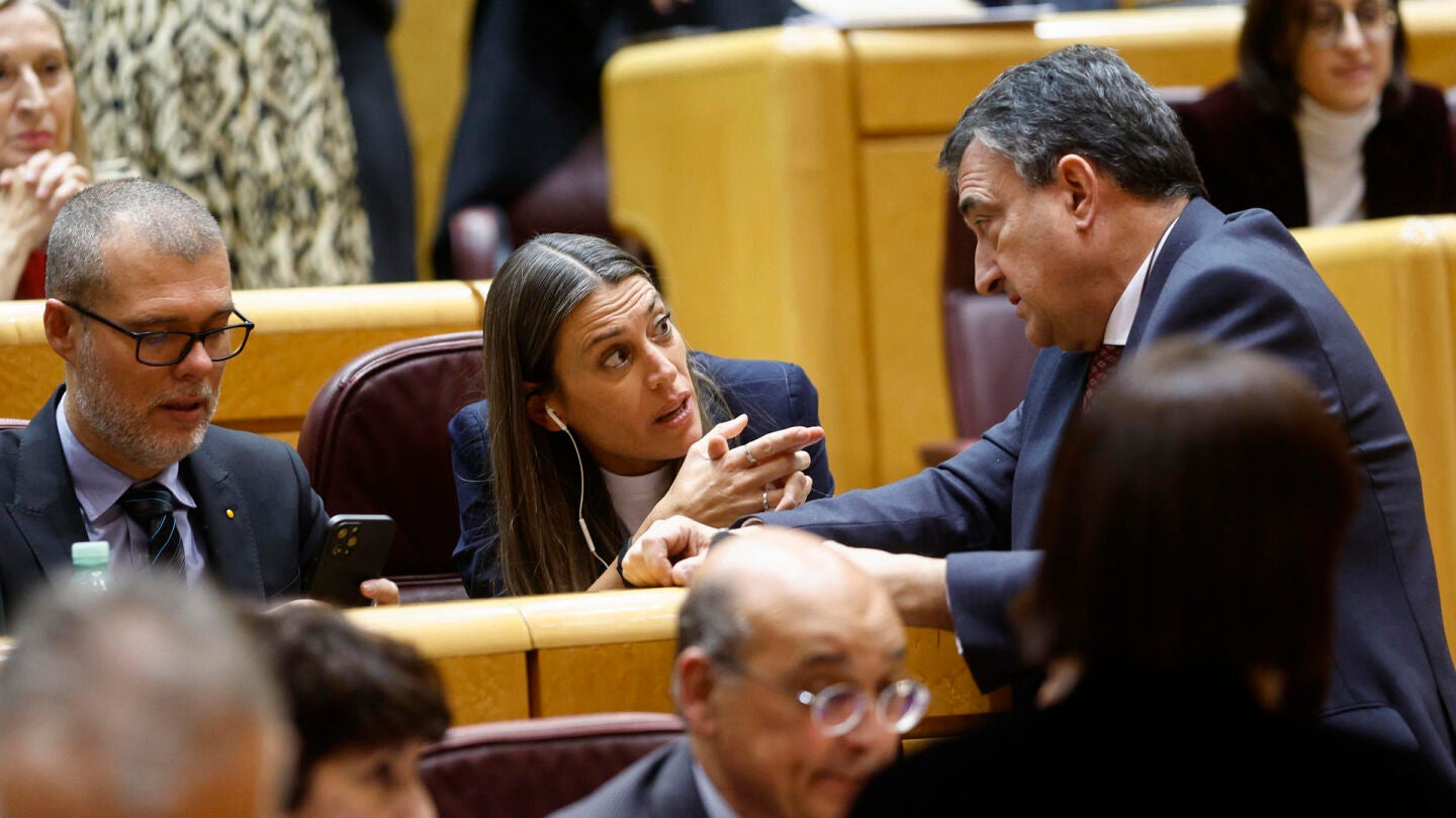 Los diputados de Junts per Catalunya, M&iacute;riam Nogueras y Josep Mar&iacute;a Cruset, durante el pleno del Congreso, reunido excepcionalmente en el Senado