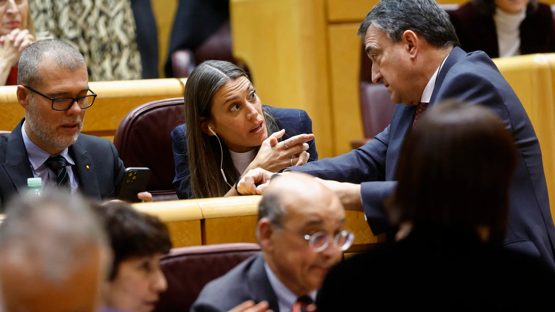 Los diputados de Junts per Catalunya, Míriam Nogueras y Josep María Cruset, durante el pleno del Congreso, reunido excepcionalmente en el Senado