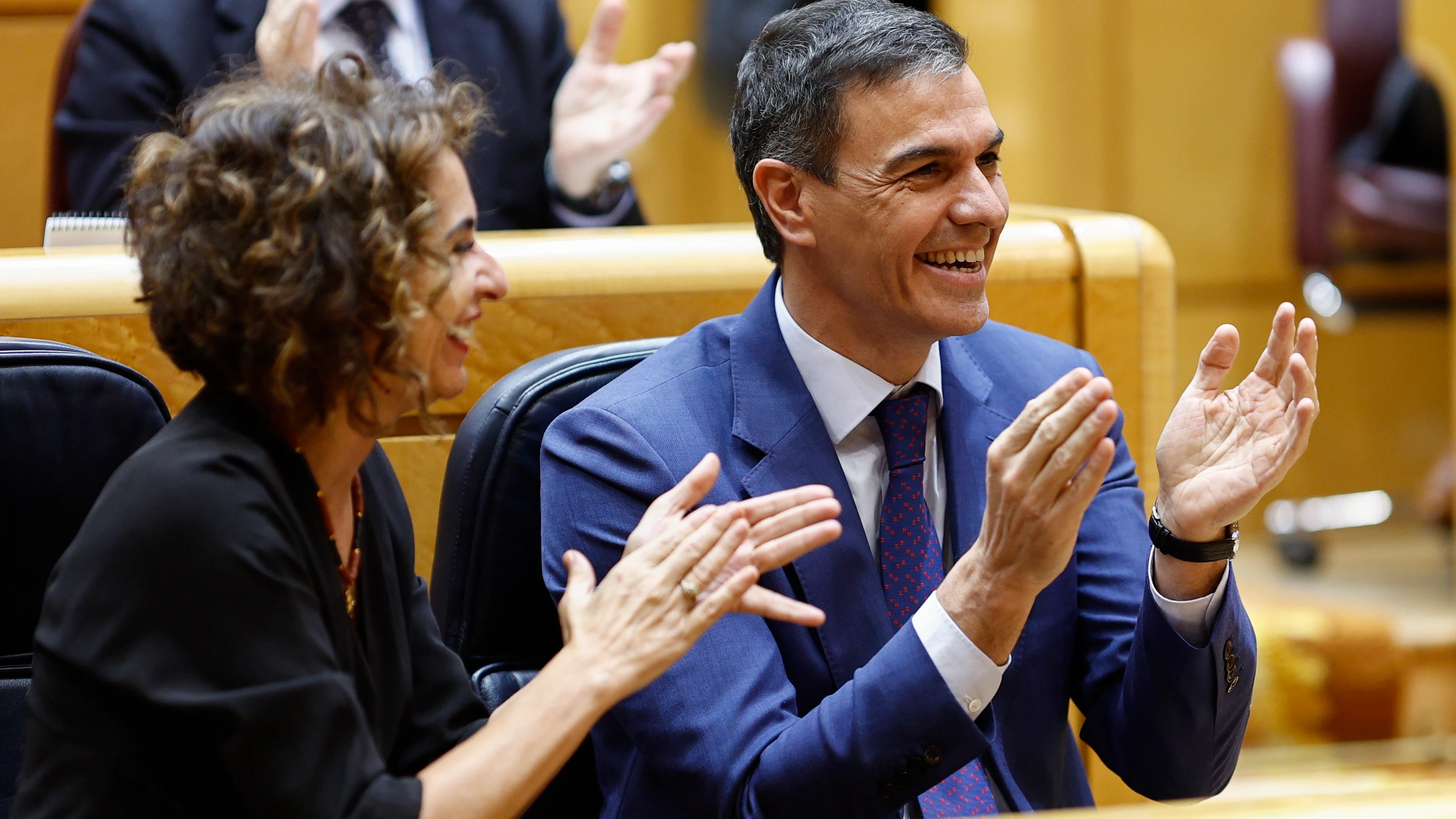 El presidente del Gobierno, Pedro Sánchez, y la vicepresidenta primera y ministra de Hacienda, María Jesús Montero, durante la votación