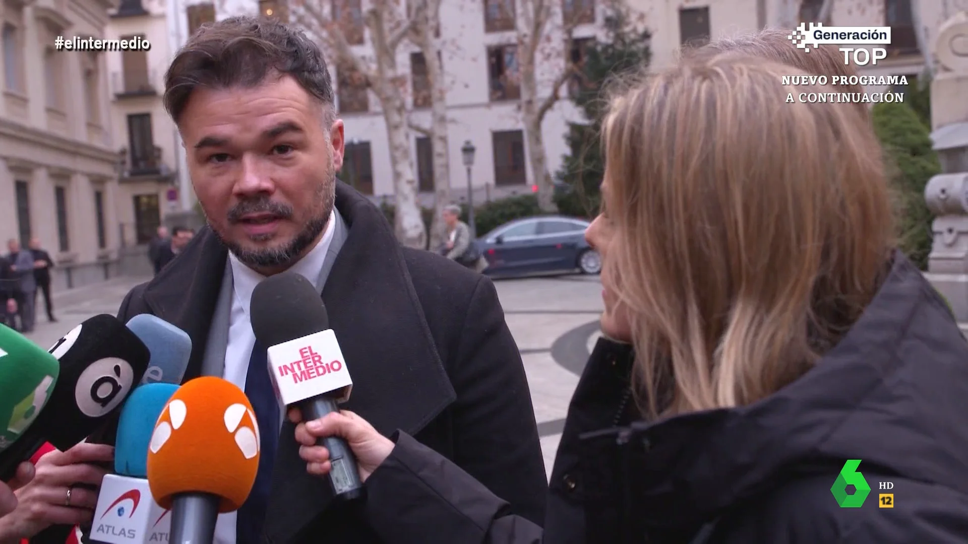 "Podría hacer muchísimo más, muchas iniciativas son coyunturales cuando deberían ser permanentes", comenta Rufián a Andrea Ropero, que desde el Senado recoge las reacciones de los políticos tras la tensa votación de los decretos.