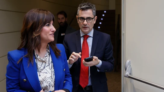 Félix Bolaños consulta su teléfono móvil durante el pleno en el Senado Félix Bolaños consulta su teléfono móvil durante el pleno en el Senado