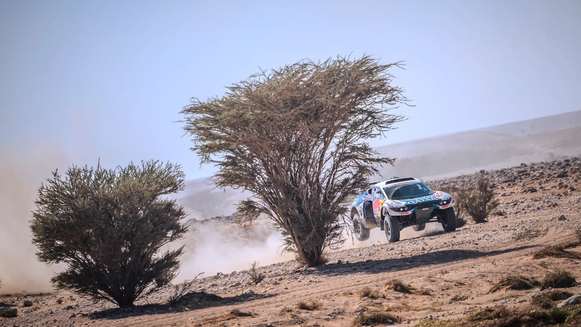 Nasser Al-Attiyah pasa del juego de las estrategias y hace su propio Dakar