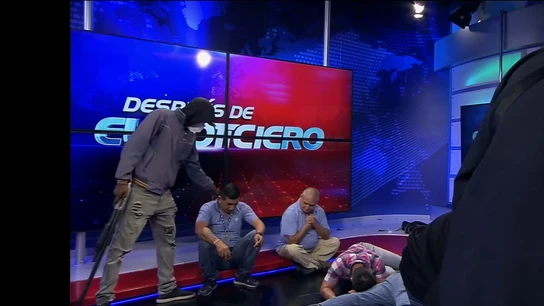 Dos menores, entre los 13 detenidos por "terrorismo" tras asaltar el canal de televisión TC de Ecuador Dos menores, entre los 13 detenidos por "terrorismo" tras asaltar el canal de televisión TC de Ecuador